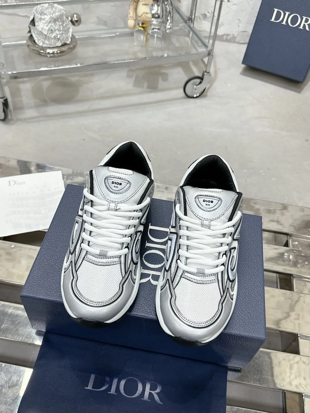 Men's men's shoes 💰600❤️❤️❤️High version Dior Dior's latest color matching B30 series reflective dad sneakers original 17380💰 purchased for development and production Brand new B30 sneakers Dad Shoes style shoes that follow the trend of the retro market The Dior logo on the tongue also indicates that this pair of shoes is the B30 model! B30 uses fine-textured leather and mesh cloth materials to form a shoe body. There are conspicuous letters CD on both sides of the shoe body to indicate identity. Many lines on the shoe body outline details to make the shoes look less monotonous and full of retro flavor. The delivery counter is exquisitely packaged🛍📦 ▪️Fabric: Original customized technical fabric + mesh ▪️Inner lining: Customized breathable lining ▪️Outsole: Original molded IP foam + TPU outsole ▪️Sole thickness: 3.5CM ▪️Size: Women’s size 35-40 / Men’s size 39-46